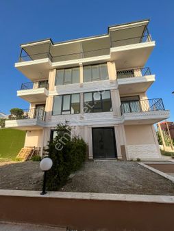 Seferihisar Akarca Site İçerisinde Deniz Manzaralı Satılık 4katlı Villa