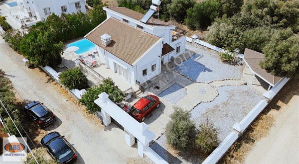 Yeşiltepe Mevkinde Geniş Bahçeli Köşe Başı Satılık Villa