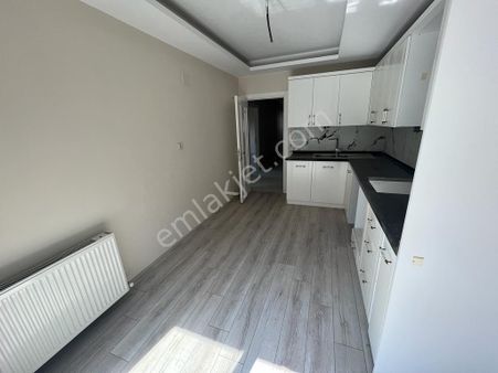 Ergenekon Mahallesi Merkezi Konumda Satılık Ara Kat 3+1