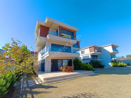 Güzelbahçe Yelki'de 400 M² Arsa İçerisinde 4+2 Triplex Villa