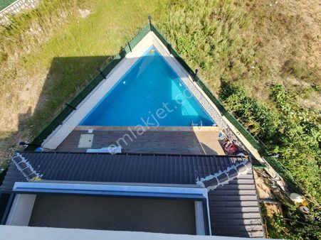 Karasu'da Müstakil Yaşam Alanı Dubleks Villa Havuzlu