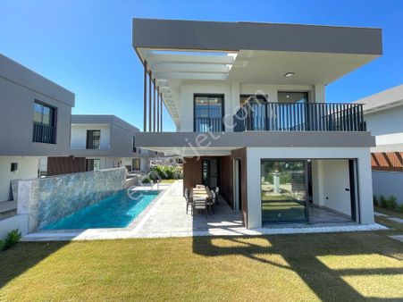 Kuşadası'nda Denize Çok Yakın Özel Havuzlu Müstakil Lüks Villa