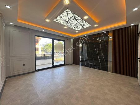 Ayanoğlu'ndan Edremit Zeytinli Köy Yolunda 6+1 Ayrı Mutfaklı Tripleks Villa