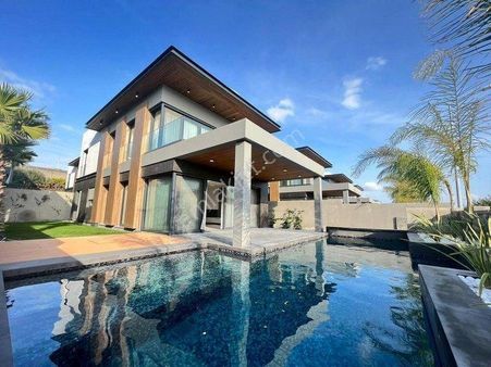 İzmir Çeşme Alaçatı Havuzlu Geniş Bahçeli 4 +1 Müstakil Lüks Villa