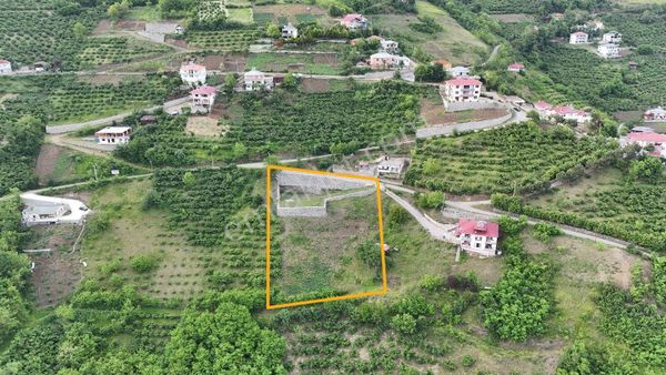 Şahinoğlu Emlaktan, Trabzon Derecik'te Duvarları Yapılmış, Ev Yeri Hazır 2.730 M2 Arsa.