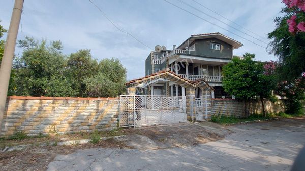 Kuşadasında Satılık Bahçeli Villa Denize 150 Metre.