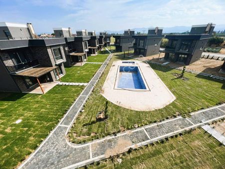 Alçınar Emlaktan Site İçerisinde Havuzlu Denize 150 M 3+1 Villa
