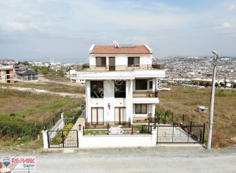 Remax Yalova'dan Merkez Deniz Manzaralı Net 600m2 Villa