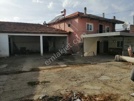 Hacı Haliller'de 2 Katlı Ayrı Girişli 2+1 Satılık Evler Ve Ahır