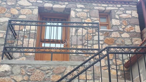 Newcıty Emlaktan İzmir Bademlide Satılık Müstakil Bahçeli Taş Ev