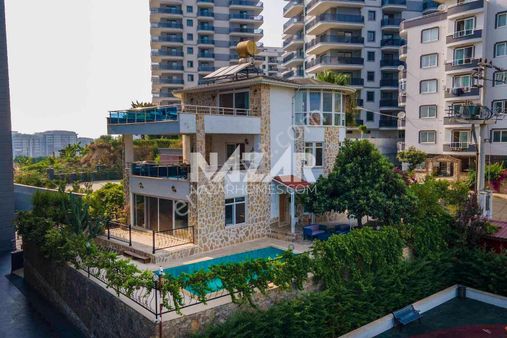 Alanya Mahmutlar’da Satılık Lüks Tripleks Villa