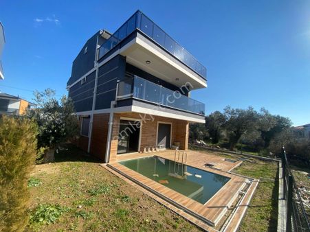 Poyraz Gayrimenkul'den Güre'de Satılık Havuzlu Müstakil Villa