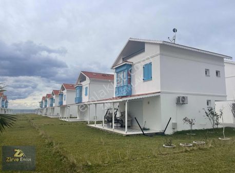 Dikili Kabakumda Denize Sıfır Eşyalı 4+1 Havuzlu Tripleks Villa