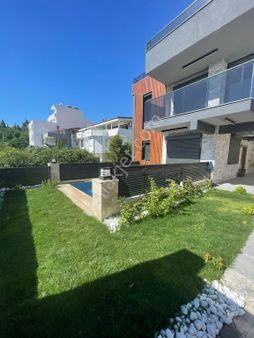 Kuşadası Kadınlar Denizinde Full Manzara Ve Havuzlu Satılık Villa