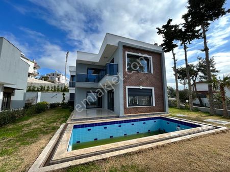 Kuşadası'nda Oturuma Hazır Deniz Manzaralı Müstakil 4+1 Havuz+özel Otoparklı Villa