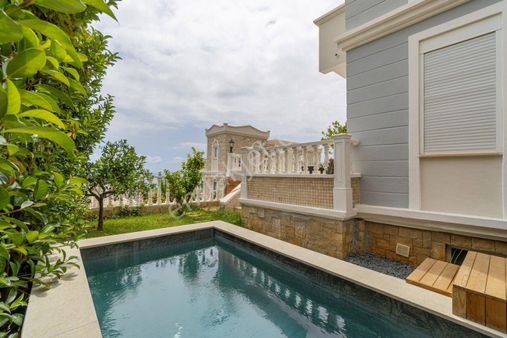 Alanya Cikcilli'de İkamete Ve Vatandaşlığa Uygun Satılık Manzaralı Oasis Villa