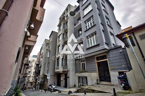 Galata'da Manzaralı Yüksek Tavanlı Satılık Daire