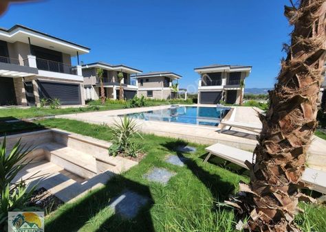 Kuşadası'nda Satılık Denize 900 Mt Müstakil-otoparklı 3+1 Villa