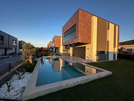 Kuşadası Güzelçamlı Bölgesinde Denize Yakın Konumda Müstakil Villa