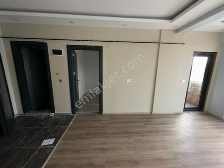 Kılıç Emlaktan Karşıyakada Kanal Boyunda Satılık 1+1 Sıfır Daire