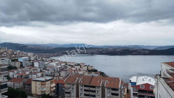 Gemlik Cumhuriyet Mah.de 3+1 Satılık Daire, Bakımlı, Masrafsız, Caddeye, Okula Ve Marketlere Yakın