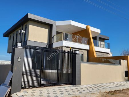 Yeniköy'de 4+1 Havuzlu, Bahçeli Müstakil Kullanımlı 250 M2 Villa