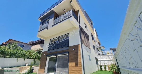 Seferihisa Camikebirde Müstakil Bahçesi Satılık 5+2 Hauzlu Villa