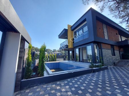 Döşemealtı Düzlerçamında Lüks244 M2 Yerden Isıtmalı Satlık Villa