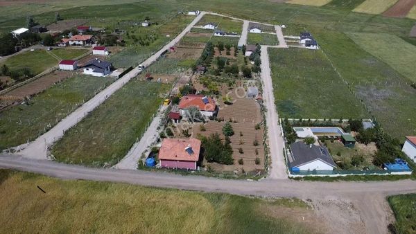 İmar Emlak2'den Yola Cephe 370m2 Elektrik&su İçerisinde Bahçeler