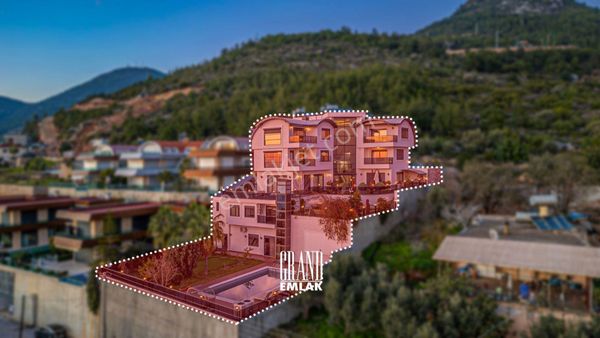 Alanya Bektaş'ta Panoramik Deniz Manzaralı 6+1 Satılık Malikane