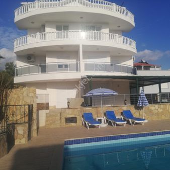 Alanya Avsallar'da Deniz Manzaralı Havuzlu Satılık Dubleks Daire