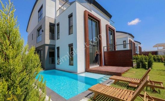 Ilıcada Ultra Lüks Site De Satılık Tripleks Villa