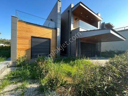 Kuşadası Soğucak'ta Altta 2 Odalı Geniş Bahçeli Lüks Müstakil Villa