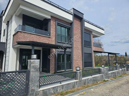 Eu Gayrimenkulden Balıkesir Edremit Güre'de Yeşilliklerin İçerisinde Çift Mutfaklı 5+1 Villa