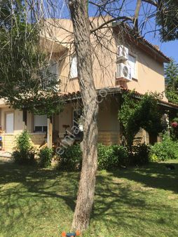 Alaçatı Gayrimenkulden Ilıca Site İçinde Satılık Villa..