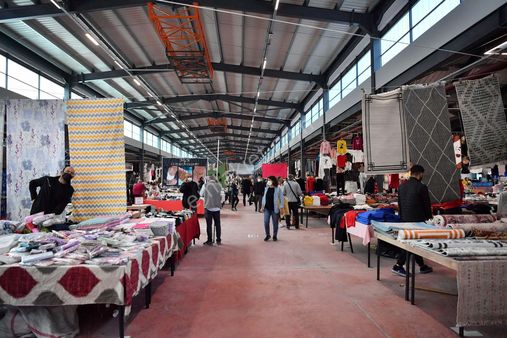 Beylikdüzü Beylik Pazaryerinde Pazar Günü Kurulan Pazarda Satılık 2 Adet Tekstil Pazar Tahtası