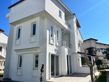 Villa 3+1 Site İçi Denize Golf Hotellere Yakın Cadde Üzerinde