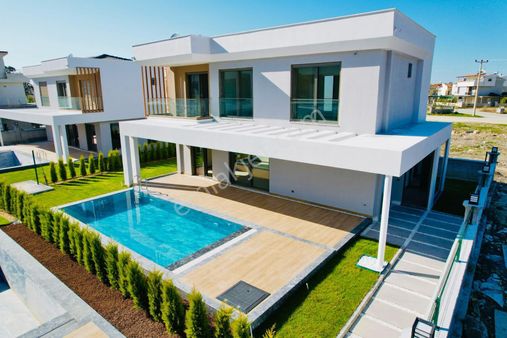 Kuşadası Güzelçamlıda Denize Yakın Konumda Özel Havuzlu Villa