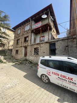 Antalya Elmalı Gündoğan Mah'de 261m2 Arsa İçerisinde 3 Katlı Müstakil Satılık Kerpiç Bina