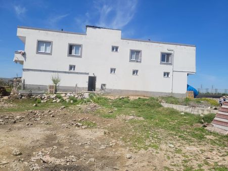 Küçük Dikili Koza Mahallesinde 2 Katlı Alt Kat Komple Dükkan Üst Kat3 Daire