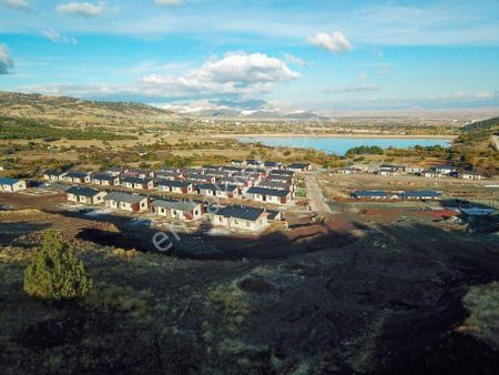 Tefenni Zafer Mah'de (415m2) Göl Ve Orman Manzaralı İmarlı Arsa