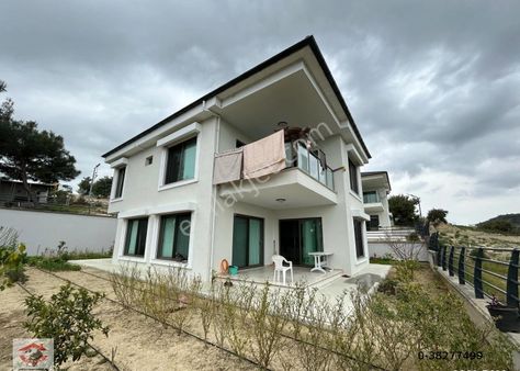 Site İçi Müstakil Bahçeli Dubeks Göl Manzaralı Eksiksiz Villa