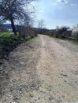 Çok Güzel Konumda Resmi Yolu Olan Köye Çok Yakın Satılık Tarla