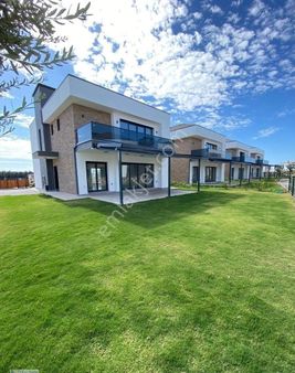 Didimde Satılık Yeşilkentte Havuzlu Site İçinde 500 Mt Arsa İçinde 4+1 270 Mt Villa