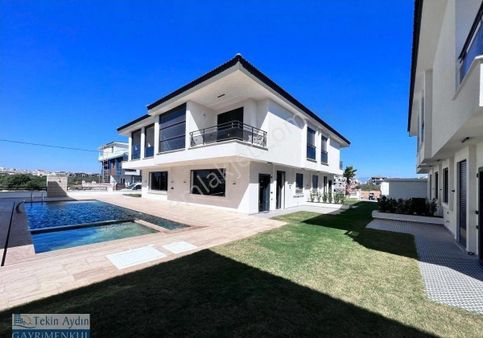 Didim Efeler Mahallesi’nde Satılık Havuzlu Site İçerisinde 3 + 1 Geniş Bahçeli Villa