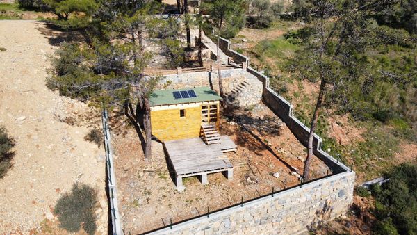 İçerisinde Ahşap Ev Olan Satılık Tarla