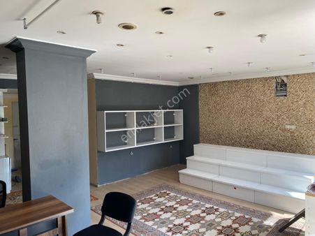 Bayraklı Dumlupınar Caddesinde Bakımlı Dükkan