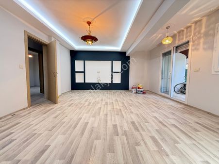 Seferihisar Ürkmez Merkezde Satılık Giriş Katı 2 + 1 Bahçeli Daire