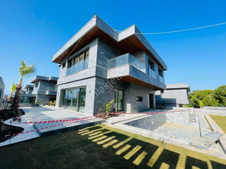 Manzara-guvenlık-özel Havuz-otopark-hamam-sauna-buhar Odası-asansor-500 M2 Bahçe-müstakil