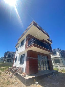 Dikili Güven Emlak'tan Cumhuriyet Mahallesinde Geniş Bahçeli Müstakil Villa